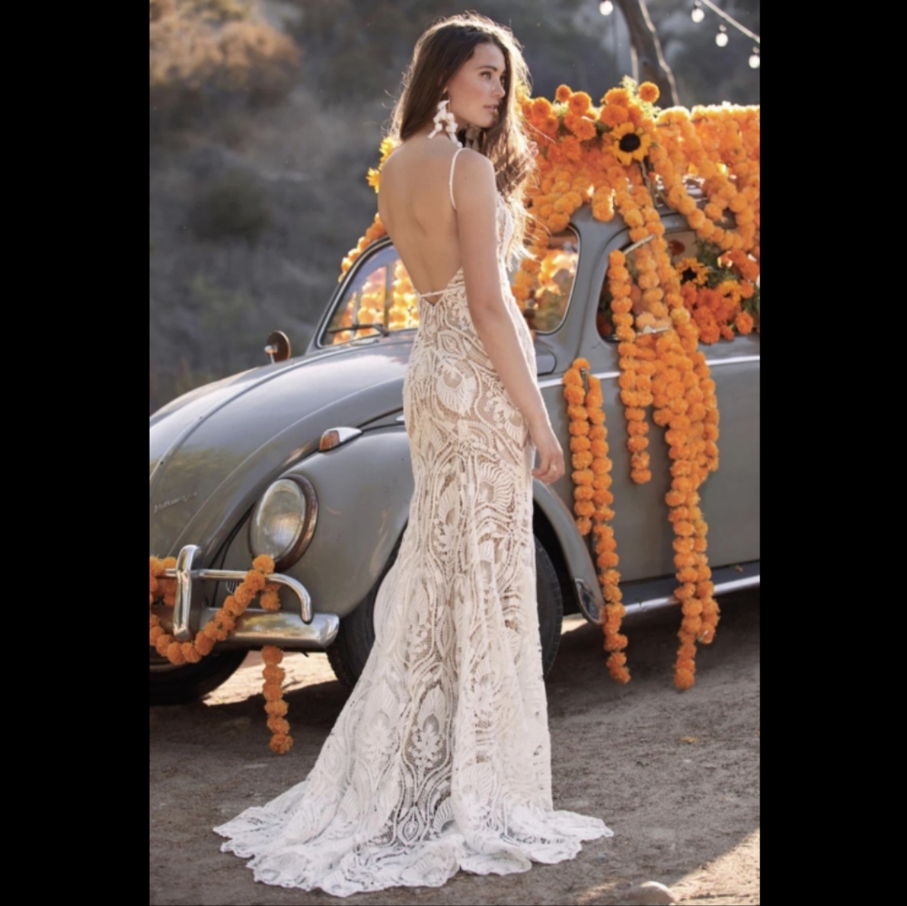 Exquisite Cream Lace Bridal Gown - Picture 3 of 5